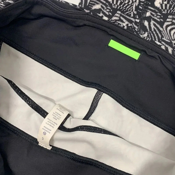Lululemon Seawheeze 2017 Speed Tight V Leggings Black White Floral Print Size 6 - Picture 8 of 11